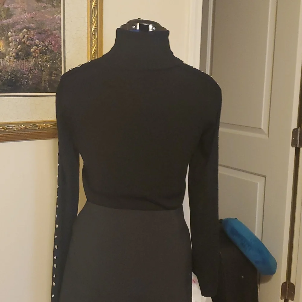 Beautiful black-and-white print turtleneck sweater with beaded sleeve detail - Picture 5 of 7